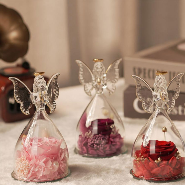 گلاس فرشتہ نے پھولوں کا تحفہ محفوظ کیا